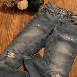 Universal Thread Distressed Jeans